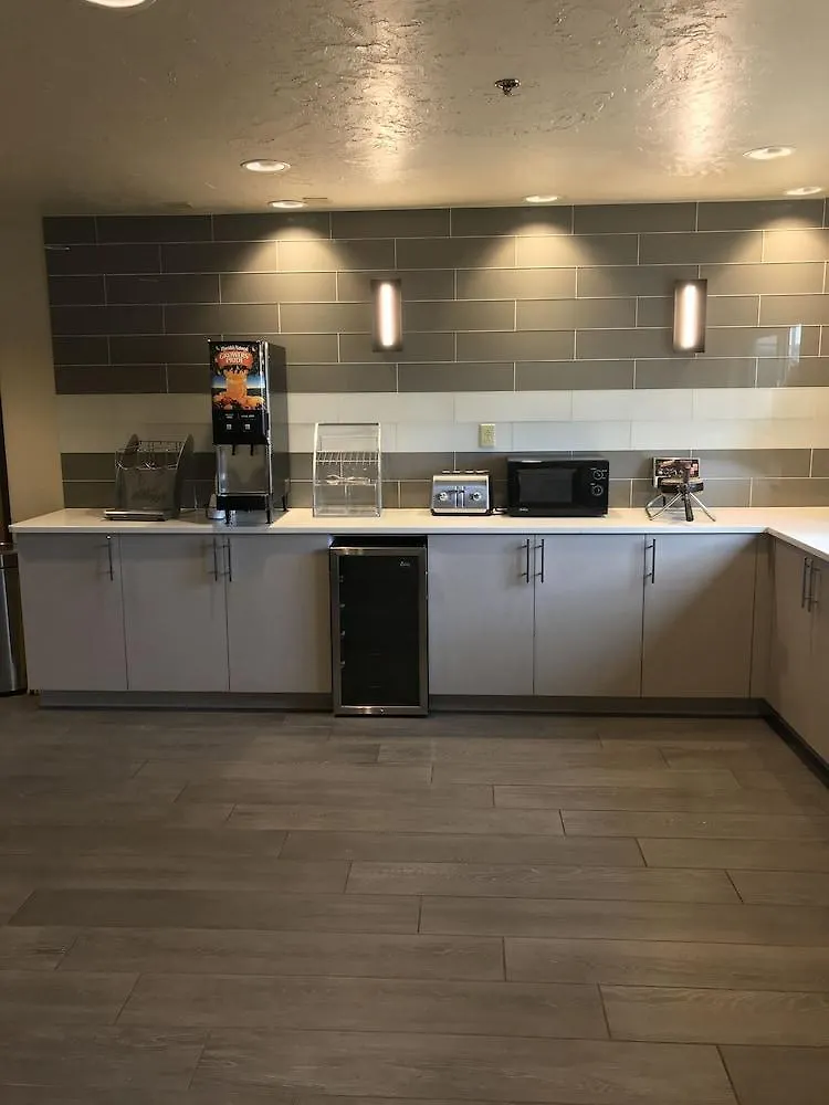 Super 8 By Wyndham Portland Airport Hotel