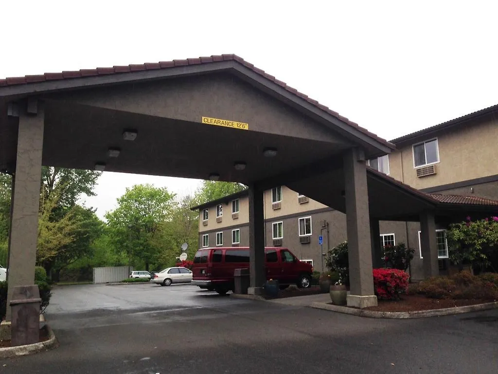 Super 8 By Wyndham Portland Airport Hotel