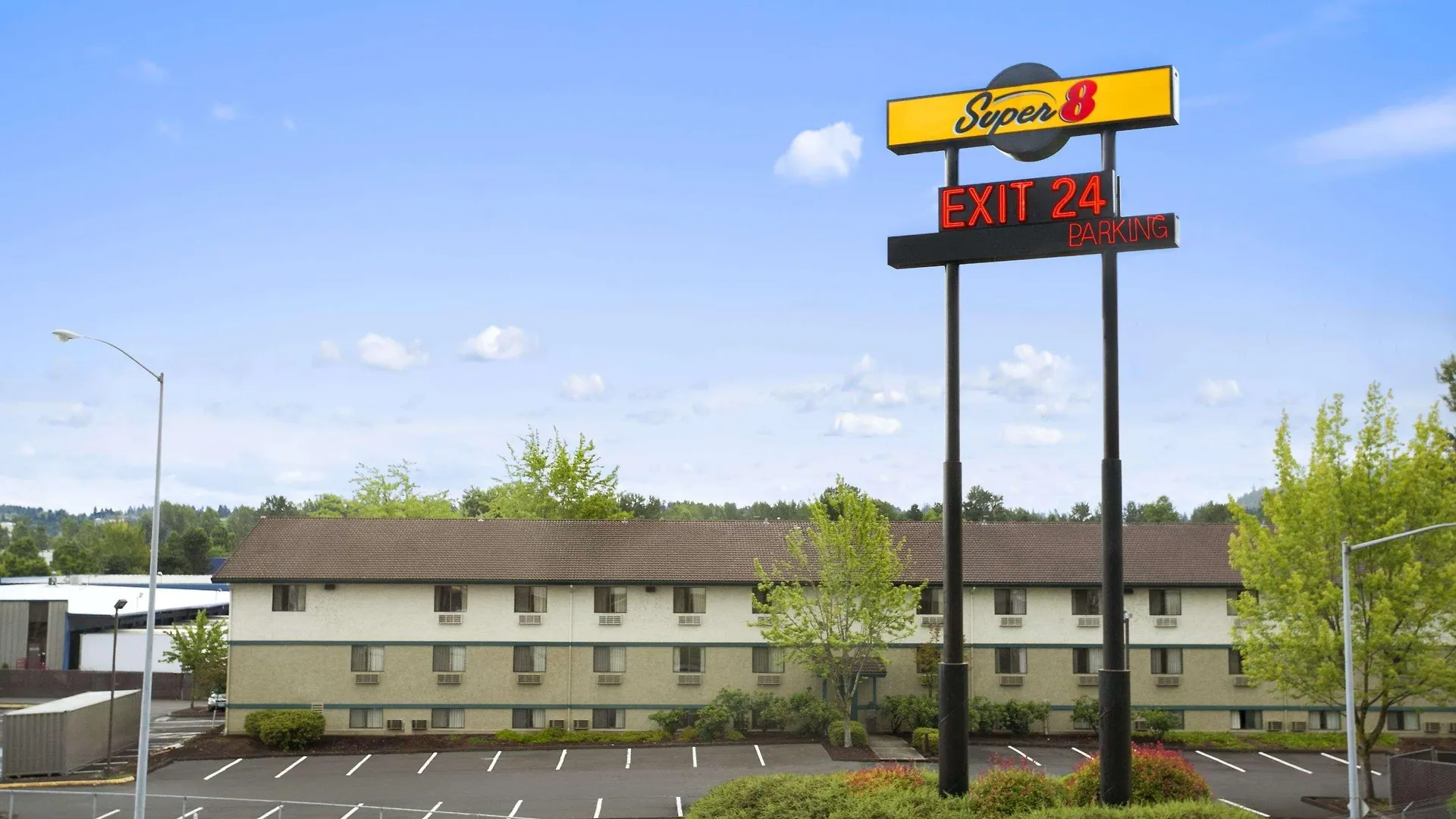 Super 8 By Wyndham Portland Airport Hotel