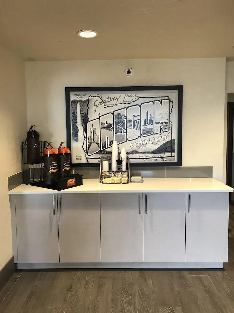 Super 8 By Wyndham Portland Airport Hotel