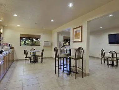 Super 8 By Wyndham Portland Airport Hotel