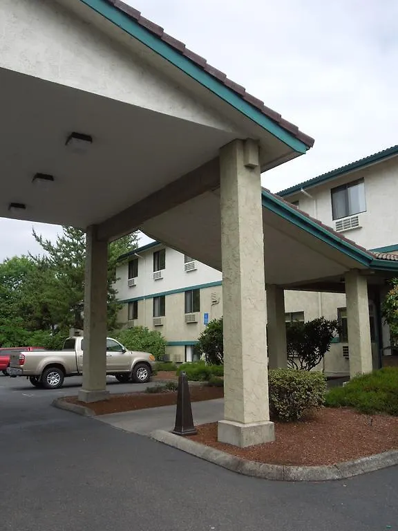 Super 8 By Wyndham Portland Airport Hotel