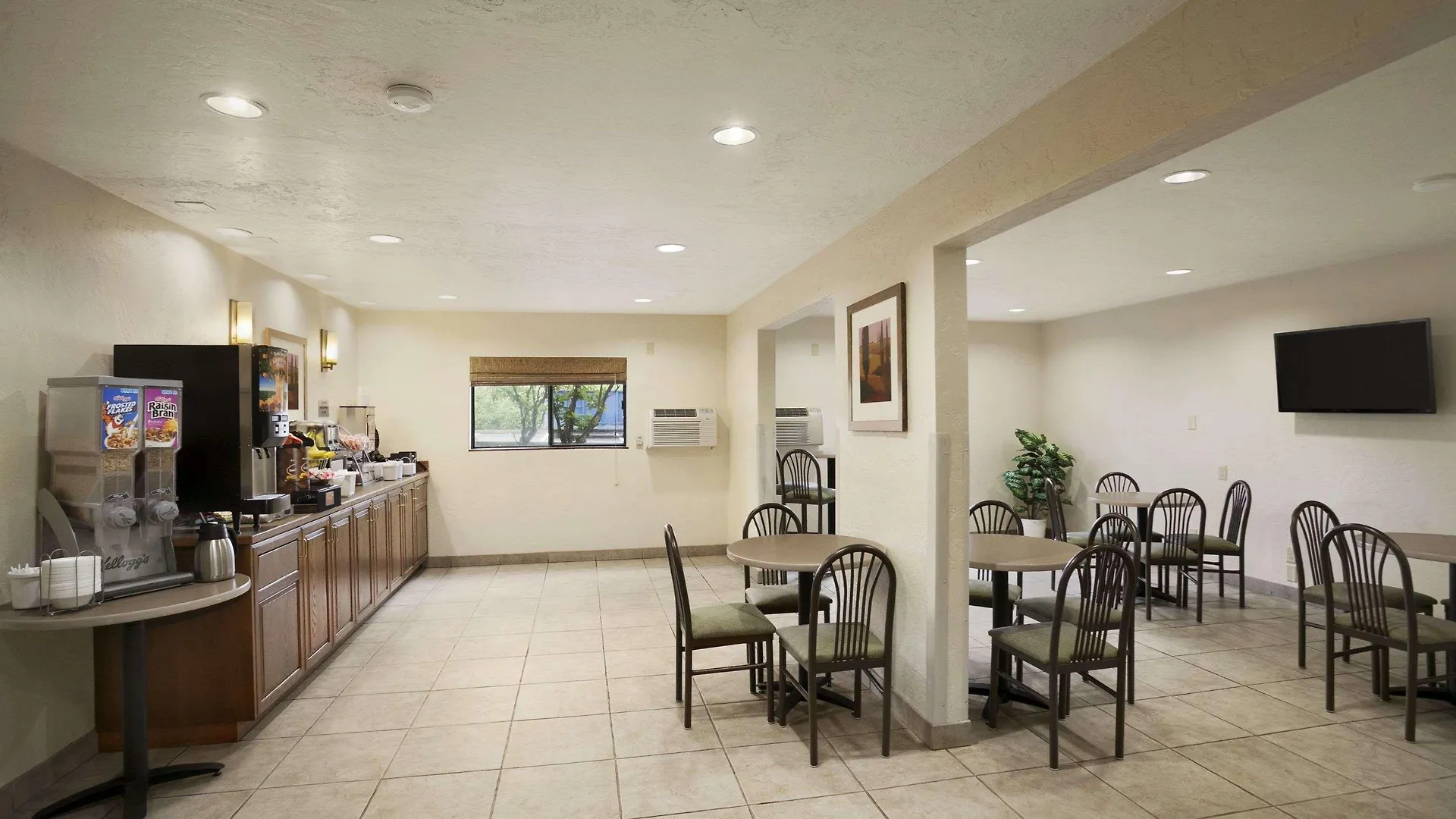 Super 8 By Wyndham Portland Airport Hotel