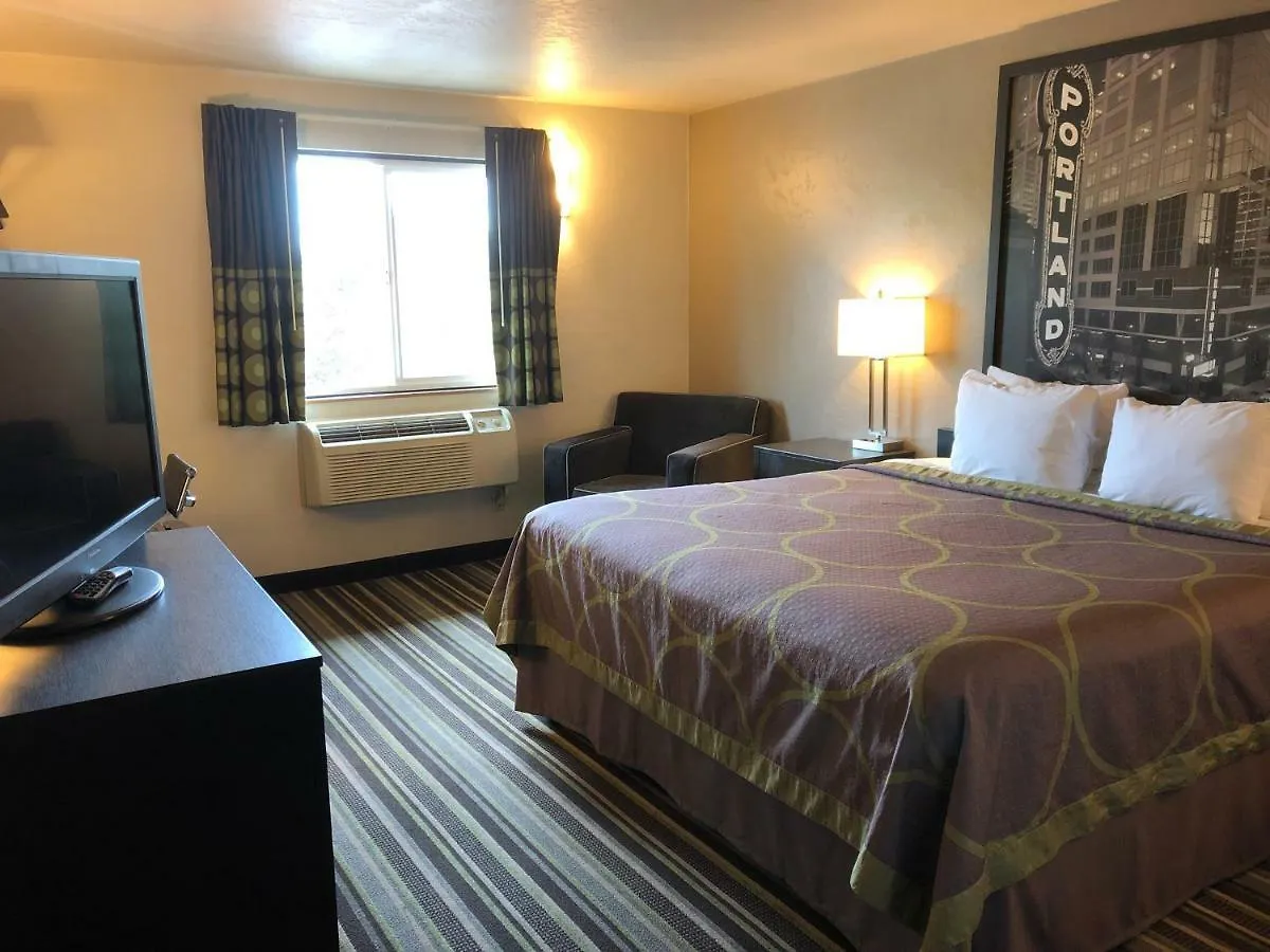 Super 8 By Wyndham Portland Airport Hotel